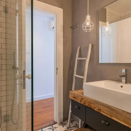 Charming 3bdr Duplex In Center By Lovelystay *