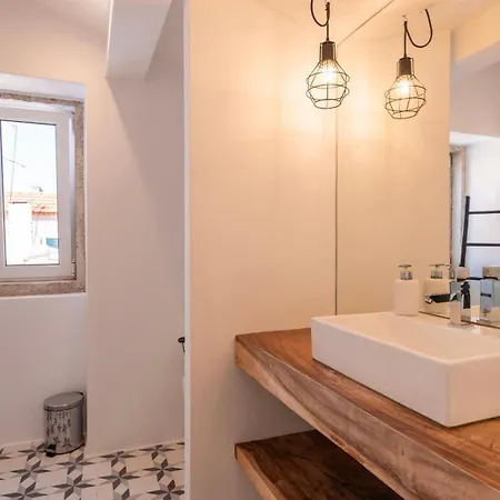 Charming 3bdr Duplex In Center By Lovelystay