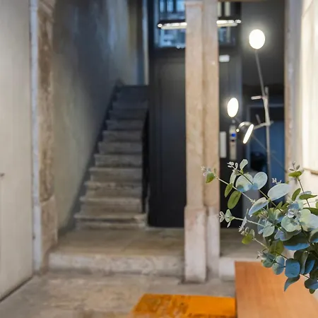 Апартаменты Charming 3bdr Duplex In Center By Lovelystay Лиссабон