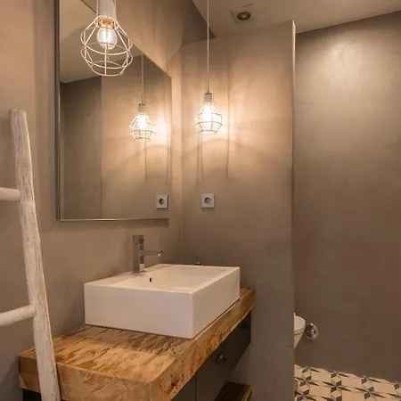 Charming 3bdr Duplex In Center By Lovelystay