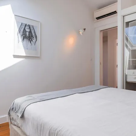 Апартаменты Charming 3bdr Duplex In Center By Lovelystay