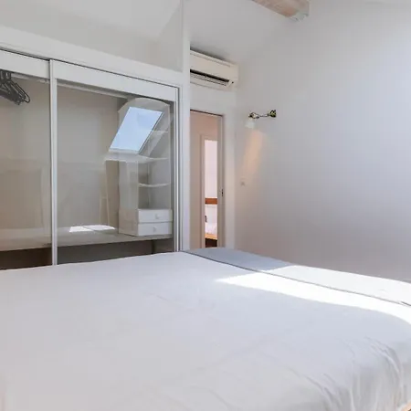 Apartman Charming 3bdr Duplex In Center By Lovelystay